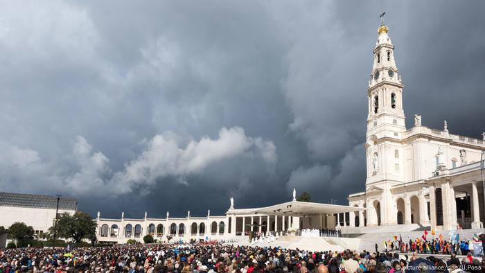 Worship in front of the Basilica Antiga, Nossa Senhora do Rosário