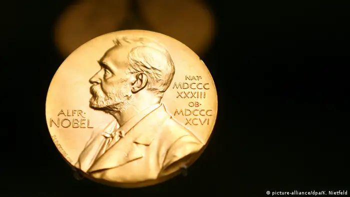 Symbolbild Nobelpreis | Medaille mit dem Konterfei von Alfred Nobel (picture-alliance/dpa/K. Nietfeld)