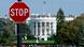 Красный знак с надписью "Стоп" на фоне Белого дома в Вашингтоне Красный знак с надписью "Стоп" на фоне Белого дома в Вашингтоне