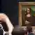 Turistas fotografam quadro "Mona Lisa"no Museu do Louvre