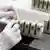 Mãos com luva seguram tubo de teste de HIV