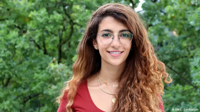 Als saudi-arabische Feministin und Filmemacherin ist es mein Ziel, die Macht der Medien zu nutzen, um die Geschichten der Welt zu erzählen. Geschichten über Menschen, die man sonst nie treffen, sehen oder hören würde. International Media Studies Masterstudiengang - 11. Jahrgang 2019-2021 | Dana Aldini (DW/E. Senftleben)