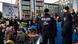 Policiais e manifestantes na Ponte Marschall, em Berlim Policiais e manifestantes na Ponte Marschall, em Berlim