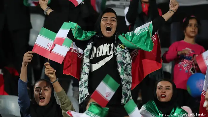 Iran Teheran Iranische Frauen beim Länderspiel Iran - Bolivien