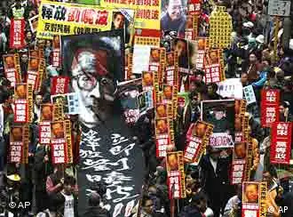 香港民运人士2010年1月游行要求普选,并要求北京当局释放刘晓波
