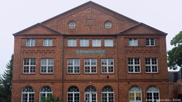 Synagogue in Lübeck, Germany (picture-alliance/dpa/J. Büttner)