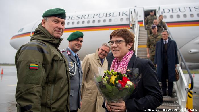 Министр обороны Германии Аннегрет Крамп-Карренбауэр в аэропорту Каунаса, 10 октября 2019 г.