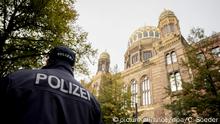 09.10.2019, Berlin: Ein Polizeibeamter läuft vor der Neuen Synagoge Berlin. In Halle (Saale) wurden heute bei Schüssen nach bisherigen Angaben zwei Menschen getötet. Ein Verdächtiger versuchte offenbar in eine Synagoge einzudringen. Foto: Christoph Soeder/dpa | Verwendung weltweit.