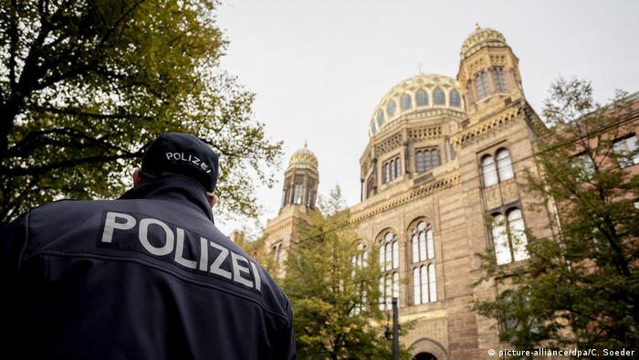 Polizei vor der Neuen Synagoge Berlin