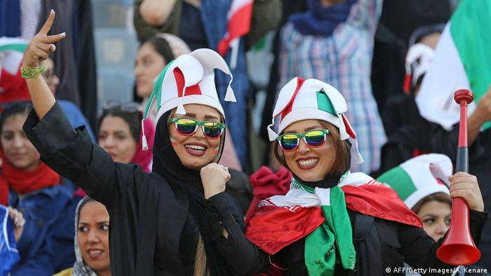 Weibliche iranische Fußballfans im Stadion