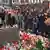 Bürger von Halle gedenken Opfer am Marktplatz.