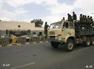 也门士兵在美国驻萨那大使馆前