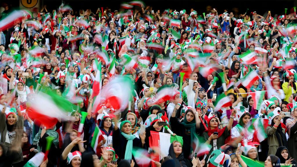 Cô gái Iran bị xịt hơi cay bên ngoài sân vận động: Đất nước mà phụ nữ không được xem bóng đá, đi du lịch một mình