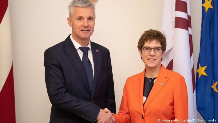 Ministrowie obrony Łotwy i Niemiec: Artis Pabriks i Annegret Kramp-Karrenbauer