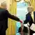 Trump aperta mão do vice primeiro-ministro chinês, Liu He