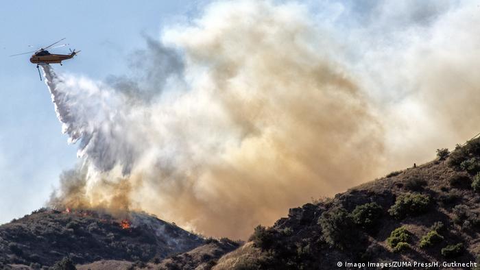 En 2019, incendios forestales devastaron el estado de California, EE. UU. Fueron causados por chispas emitidas por infraestructuras antiguas, avivadas por vientos cálidos y secos, y aceleradas por la sequía en la región.