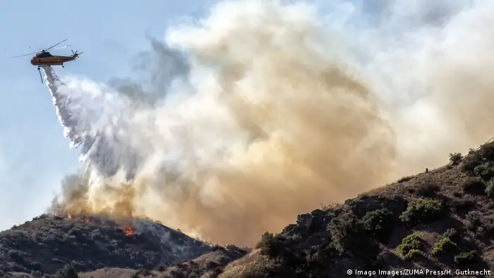 En 2019, incendios forestales devastaron el estado de California, EE. UU. Fueron causados por chispas emitidas por infraestructuras antiguas, avivadas por vientos cálidos y secos, y aceleradas por la sequía en la región.