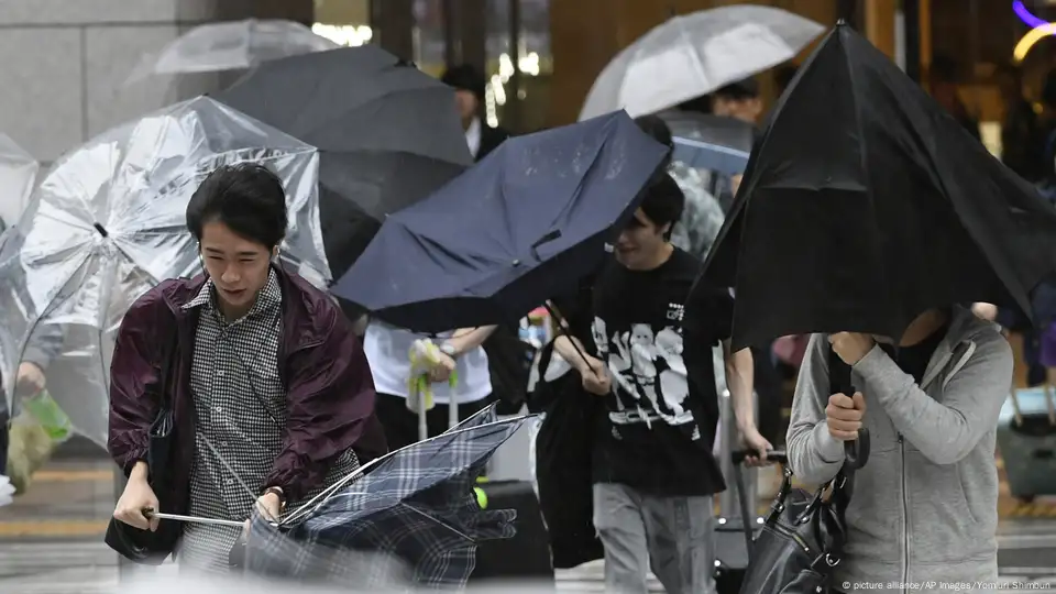 Sweltering Tokyo Braces for Approach of Typhoon Shanshan - Bloomberg