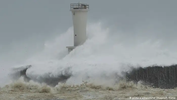 Japan Unwetter l Taifun Hagibis erreicht den Hafen von Kiho