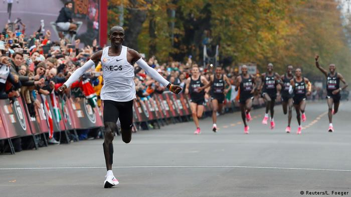 Queniano Completa Maratona Em Menos De Duas Horas Siga A Cobertura Dos Principais Eventos Esportivos Mundiais Dw 12 10 2019