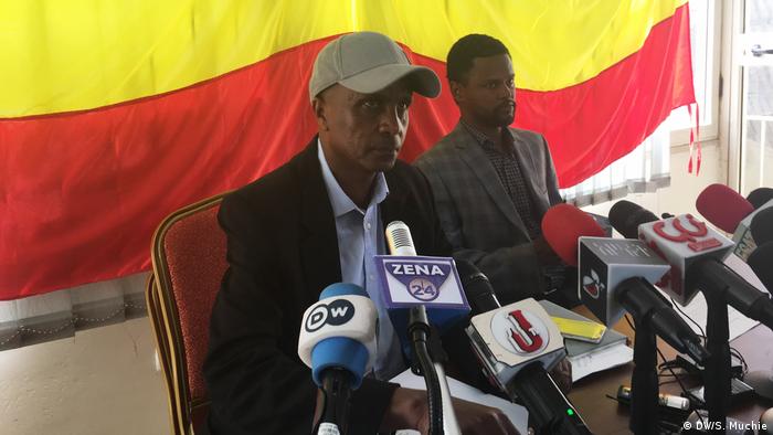 Äthiopien Addis Abeba | Journalist Eskindir Nega bei Presskonferenz