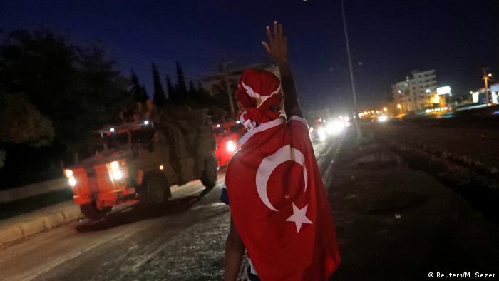 Dječak pozdravlja turske vojnike na putu u Siriju
