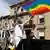 Homem com bandeira colorida na Parada Gay em Glasgow, na Escócia