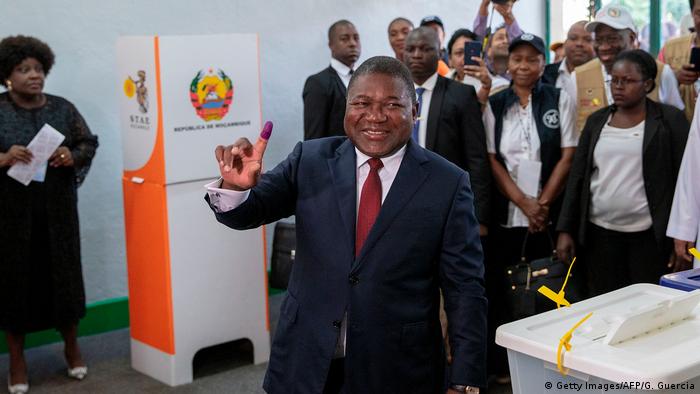 Filipe Nyusi na mesa de votação em Maputo 