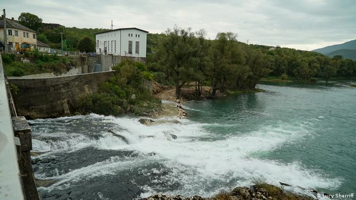 Ein Klein-Wasserkraftwerk an einem Fluss