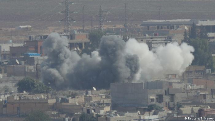 Türkei/Syrien: Ceylanpinar - Rauch über syrische Stadt Ras al-Ain