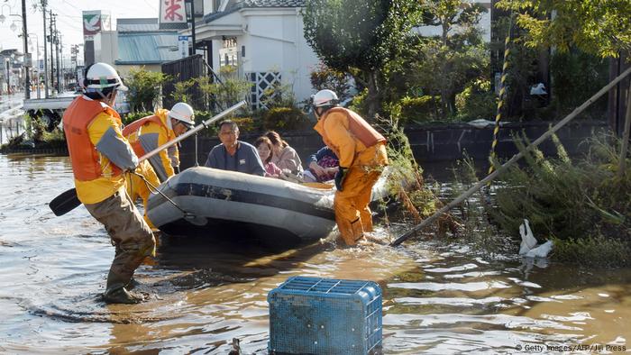 Japan Cleans Up After Deadly Typhoon Hagibis | News | DW | 15.10.2019