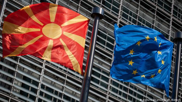Македонското и знамето на ЕУ се веат пред седиштето на Европската комисија во Брисел