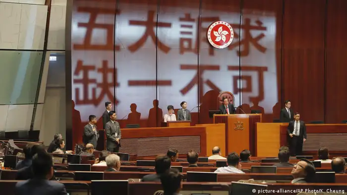 Carrie Lam Hongkong Proteste im Parlament