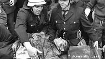 Der nach einem Schusswechsel mit der Polizei schwer verletzte Dutschke-Attentäter Josef Erwin Bachmann wird am 11.04.1968 in Berlin von Feuerwehrmännern auf einer Trage abtransportiert