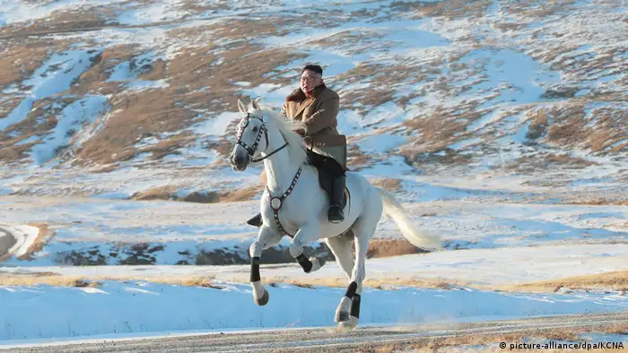 Machthaber von Nordkorea reitet auf dem Berg Paektusan