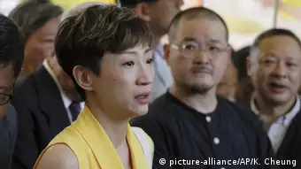 Tanya Chan, Anführerin von Occupy Central, spricht vor dem Betreten eines Gerichts in Hongkong
Tanya Chan, Anführerin von Occupy Central, spricht vor dem Betreten eines Gerichts in Hongkong
Tanya Chan, Anführerin von Occupy Central, spricht vor dem Betreten eines Gerichts in Hongkong
Tanya Chan, Anführerin von Occupy Central, spricht vor dem Betreten eines Gerichts in Hongkong