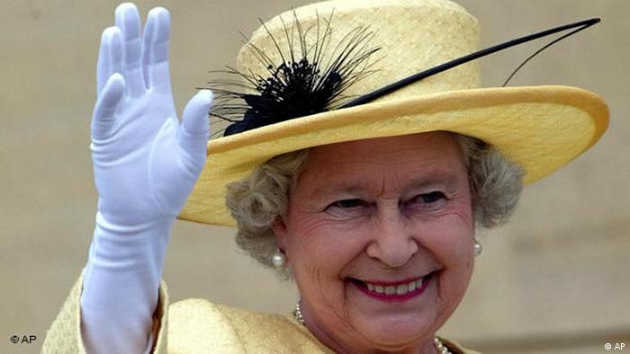 Queen smiling and waving 