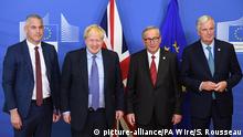 Brexit. Brexit Secretary Stephen Barclay, Prime Minister Boris Johnson, Jean-Claude Juncker, President of the European Commission, and Michel Barnier, the EU's Chief Brexit Negotiator, ahead of the opening sessions of the European Council summit at EU headquarters in Brussels. Picture date: Thursday October 17, 2019. See PA story POLITICS Brexit. Photo credit should read: Stefan Rousseau/PA Wire URN:47322008 |