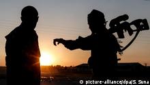 ARCHIV - 23.06.2015, Syrien, Tel Abyad: Mitglieder der Kurdischen Volksverteidigungseinheiten (YPG) stehen Wache im Sonnenuntergang in der Nähe des Tel Abyad Grenzübergangs. (zu dpa «Links und revolutionär: Deutsche kämpfen in Syrien für die Kurdenmiliz YPG») Foto: Sedat Suna/EPA/dpa +++ dpa-Bildfunk +++ |