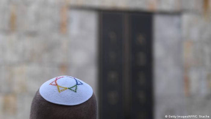 Symbolbild - Antisemitismus - Polizei vor Synagoge
