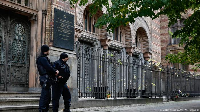 Police standing in front of a Synagogue in Berlin 