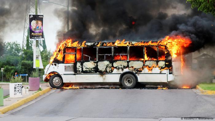 Hombres armados incendiaron vehículos y amenazaron con violencia tras la captura de Ovidio Guzmán, hijo de Joaquín El Chapo Guzmán, en Culiacán, Sinaloa en 2019. Hombres armados incendiaron vehículos y amenazaron con violencia tras la captura de Ovidio Guzmán, hijo de Joaquín El Chapo Guzmán, en Culiacán, Sinaloa en 2019.