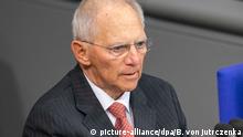 17.10.2019, Berlin: Wolfgang Schäuble, Bundestagspräsident spricht zu den Attentaten von Halle zu Beginn der Plenarsitzung. Auf der Tagesordnung der 118. Sitzung der 19. Legislaturperiode stehen neben der Regierungserklärung unter anderem eine Debatte zur Bekämpfung des Antisemitismus, die Arbeitsbedingungen in der Paketbranche und ein Grünen-Antrag zu einem Tempolimit auf deutschen Autobahnen. Foto: Bernd von Jutrczenka/dpa | Verwendung weltweit