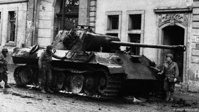 Soldados estadounidenses inspeccionan un tanque alemán en Bonn.