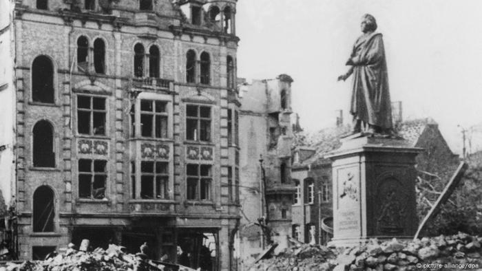 El centro de Bonn, destruido por las bombas.