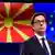 Prezydent Macedonii Północnej Stewo Pendarowski na tle flag Macedonii Płn. i UE