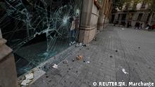 19.10.2019, Barcelona, Spanien, A shop window is shattered after clashes during Catalonia's general strike in Barcelona, Spain, October 19, 2019. REUTERS/Rafael Marchante