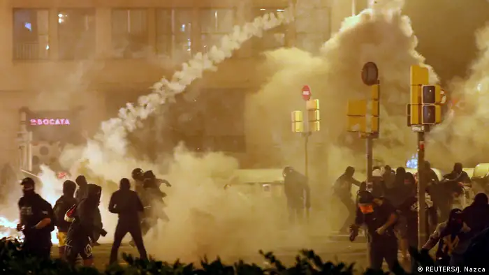 Catalan demonstrators throw back to the police a tear gas canister officer during Catalonia's general strike, in Barcelona, Spain, October 18, 2019. (REUTERS/Jon Nazca)
