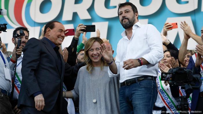 Salvini Italia guida la protesta antigovernativa a Roma 
