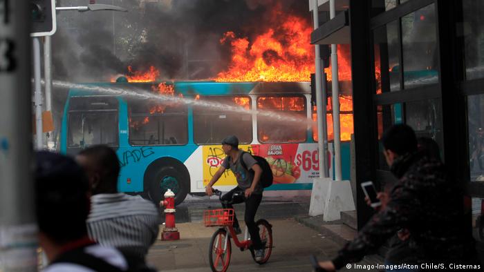 A bus set ablaze (Imago-Images/Aton Chile/S. Cisternas)